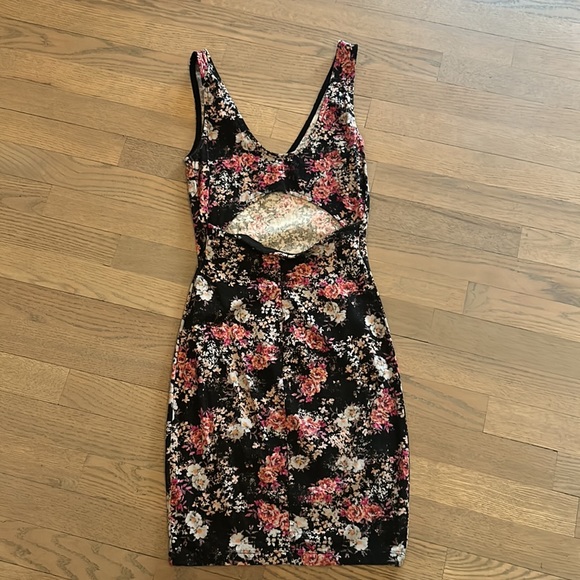 Body on with cut out Dynamite floral dress - Picture 2 of 5